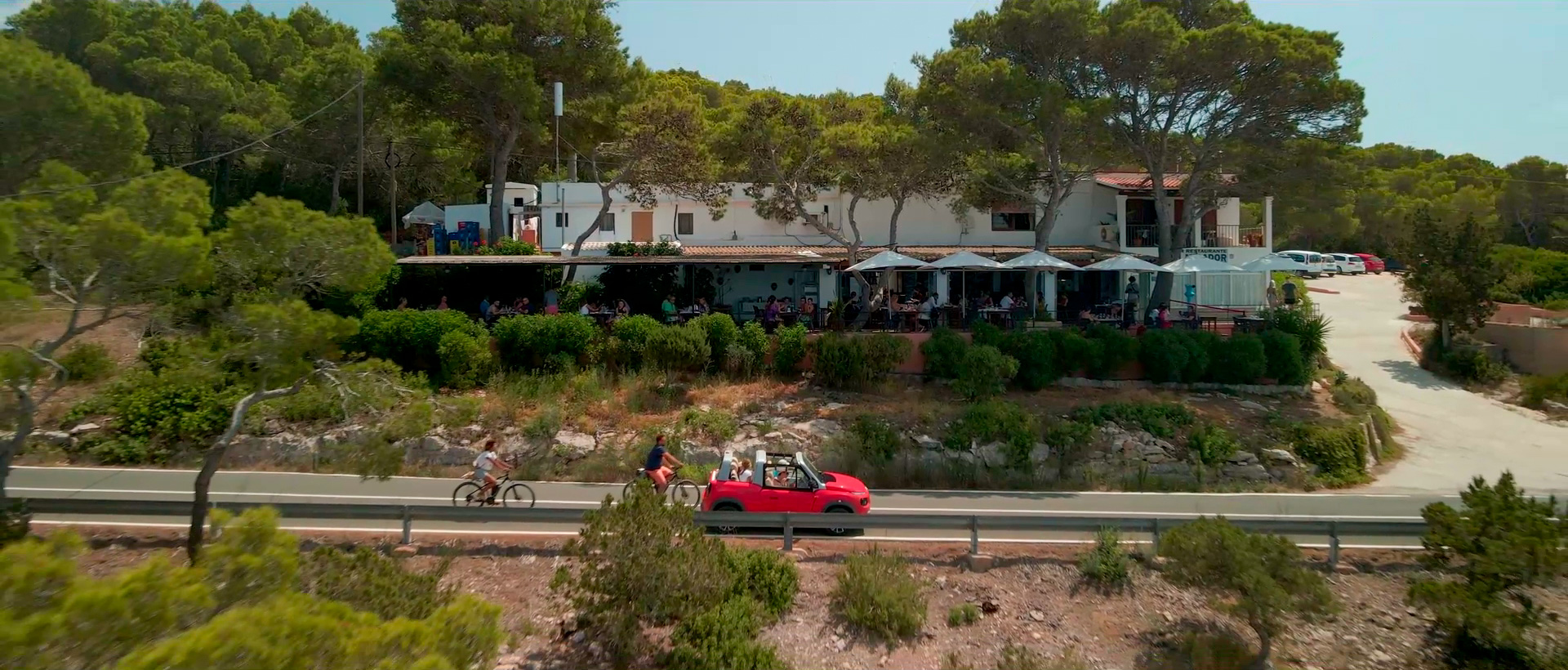 Het gebouw en het terras van Restaurante El Mirador aan de weg naar La Mola