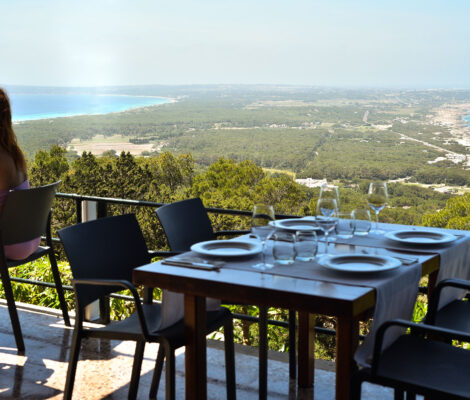 Het panoramaterras van El Mirador op La Mola met gedekte tafels en uitzicht over Formentera
