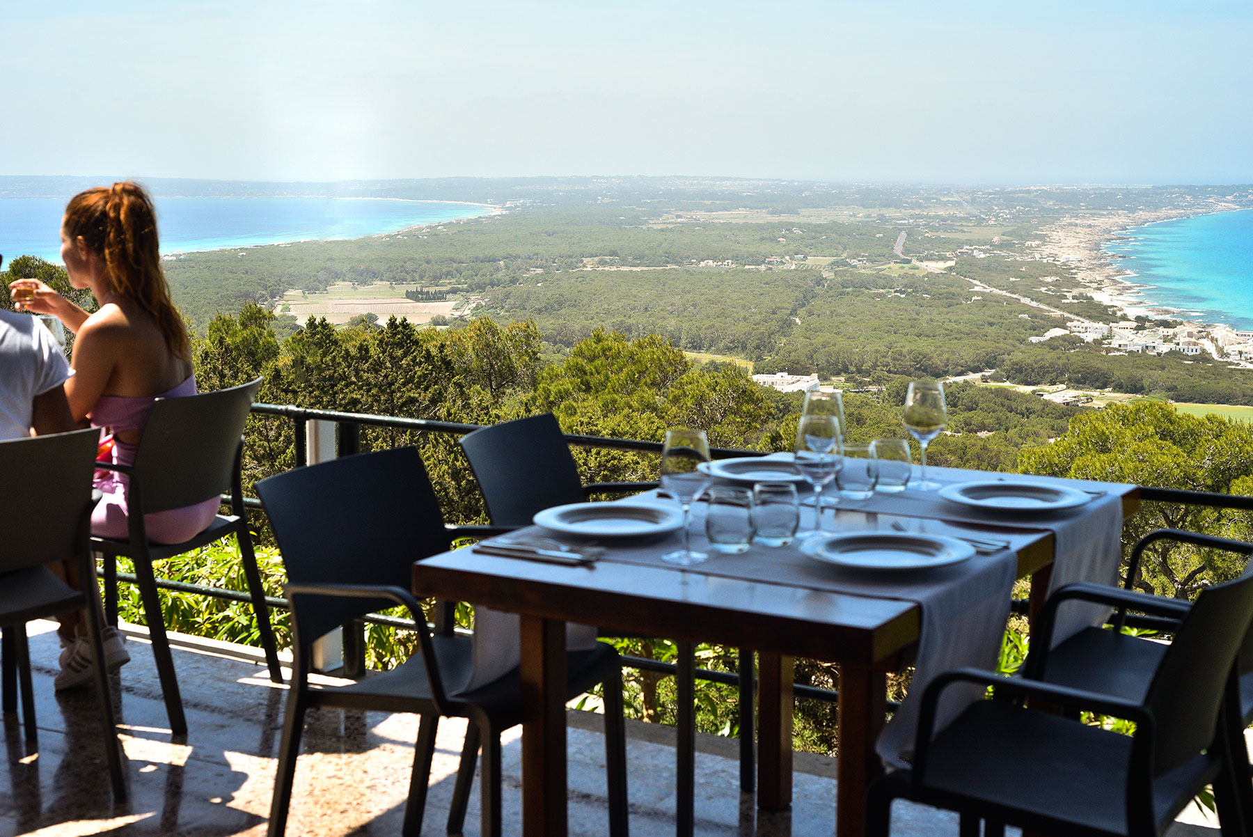 Het panoramaterras van El Mirador op La Mola met gedekte tafels en uitzicht over Formentera