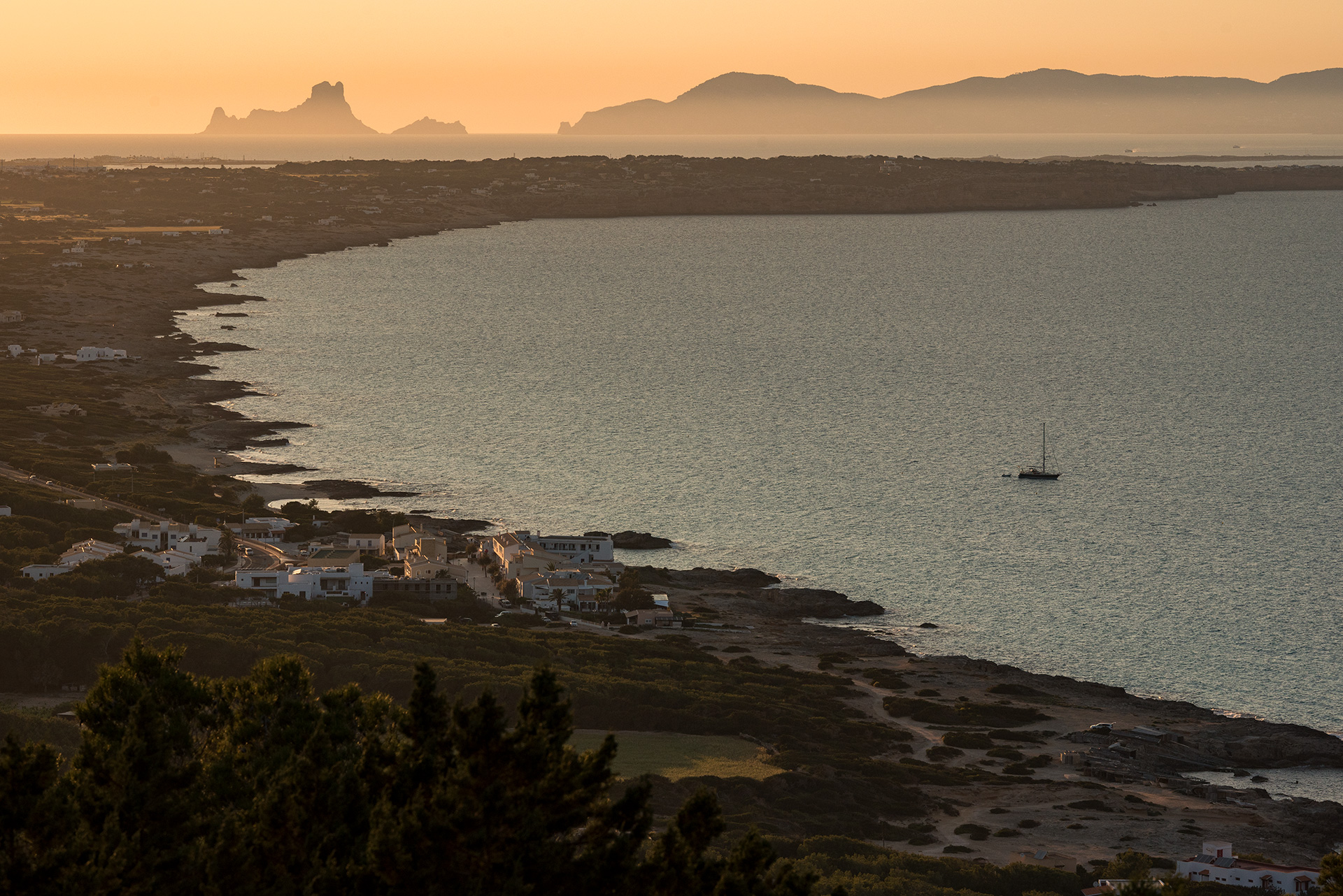Uitzicht vanaf La Mola over de kust met de rots Es Vedrà aan de horizon
