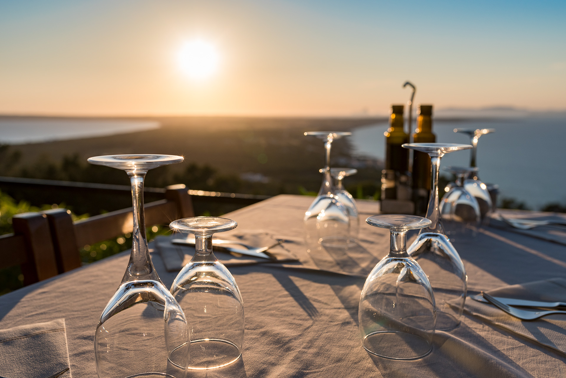 Gedekte tafel op het terras van El Mirador bij zonsondergang boven Formentera