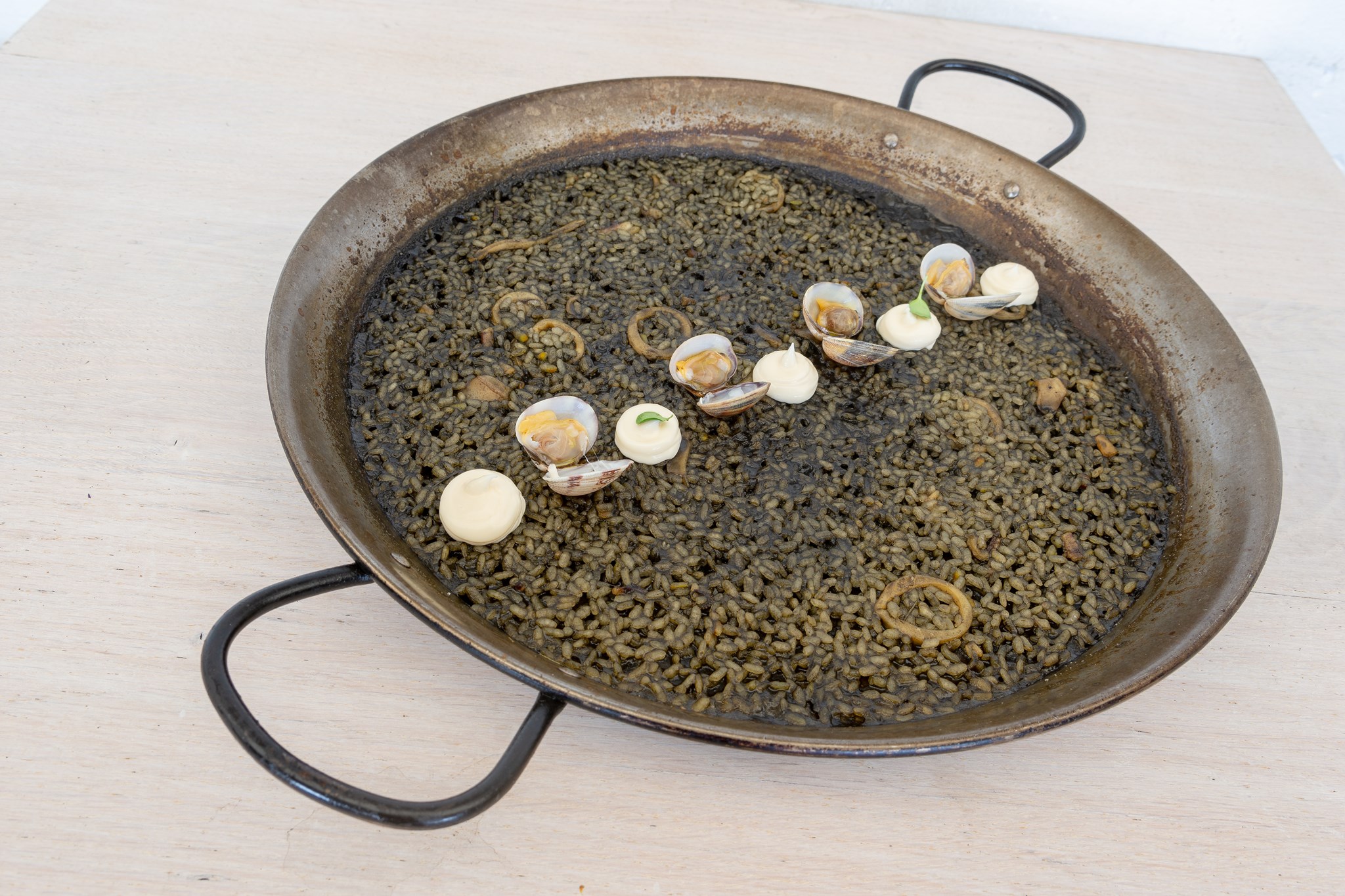 Pan met arroz negro, de zwarte rijst met inktvis, bij restaurant El Rais op Menorca