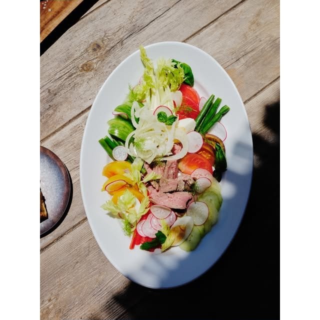 Verse salade op een bord bij El Silencio Ibiza