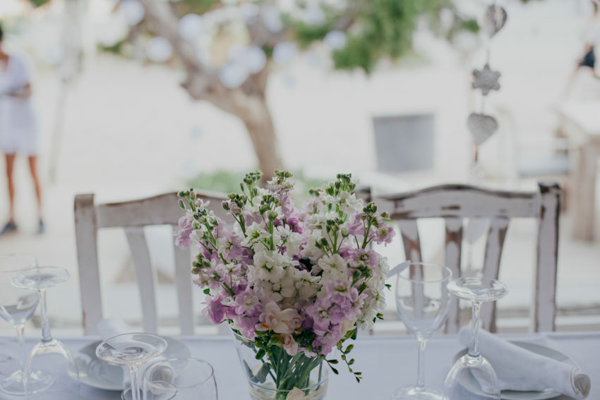 Gedekte tafel met bloemen op het terras van Elements Ibiza