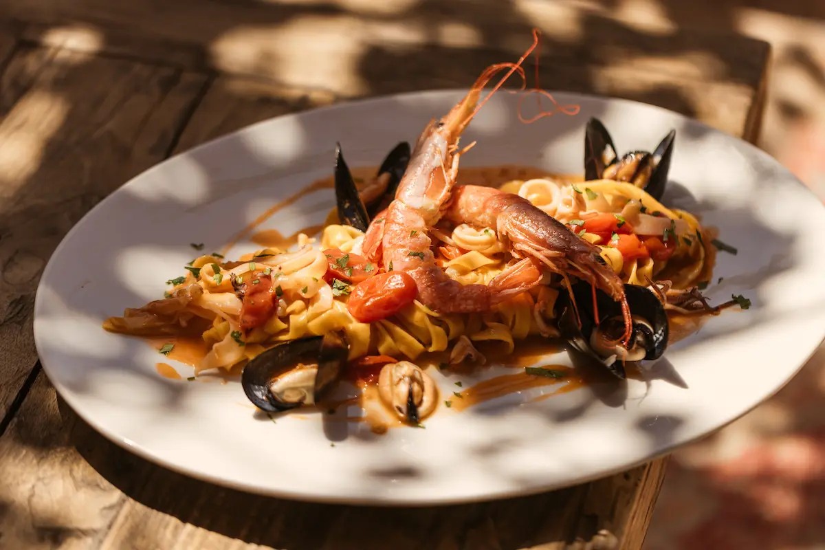 Bord met zeevruchtenpasta en gamba bij Elements Ibiza