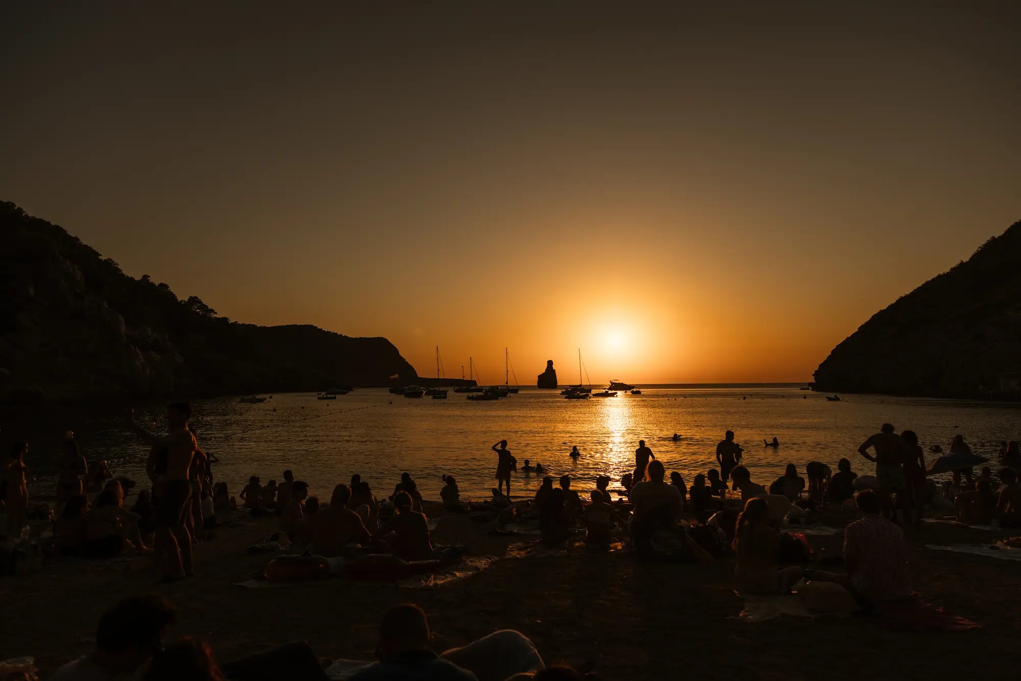 Zonsondergang boven Cala Benirràs vanaf Elements Ibiza