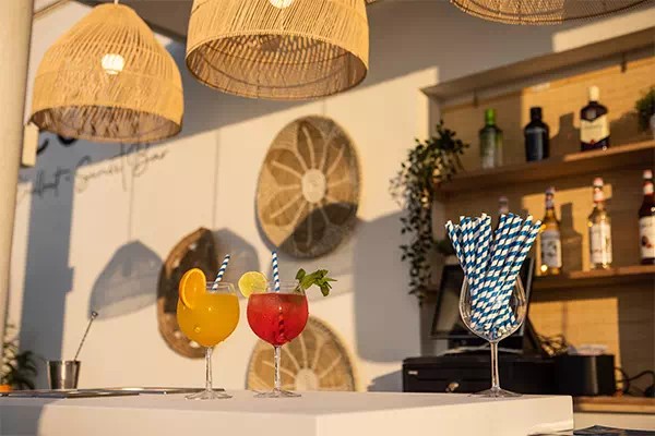 De bar van Eolo Sunset Bar met flessen en verse cocktails