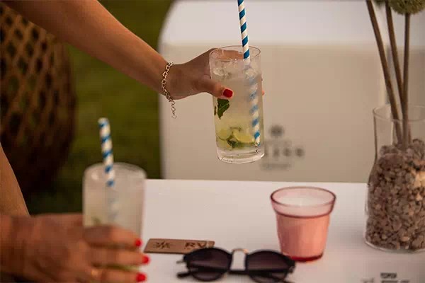Mojito's op een tafel bij Eolo Sunset Bar