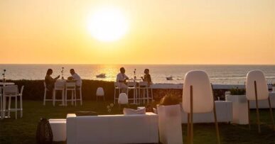 Het loungeterras van Eolo Sunset Bar op de klif met de zonsondergang boven zee