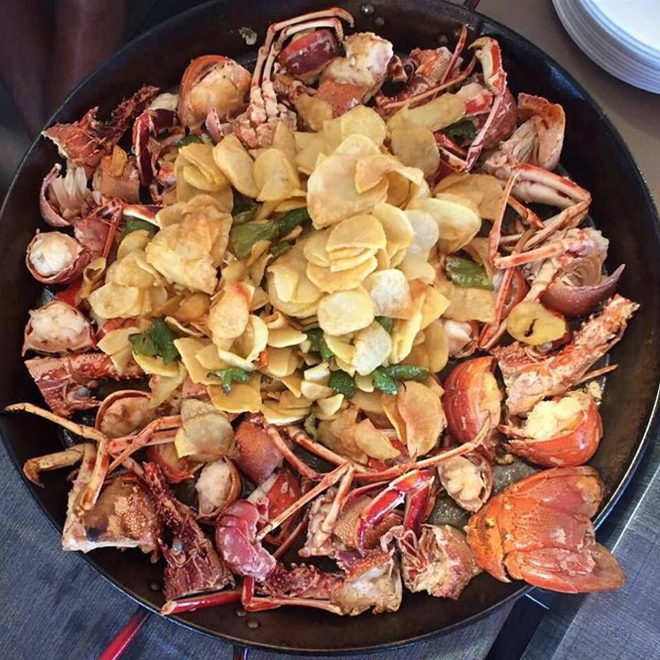 Restaurante Es Caló Formentera: verse vis aan het haventje van Sant Agustí 4 Grote pan arroz de langosta met langoest en schaaldieren bij Restaurante Es Caló