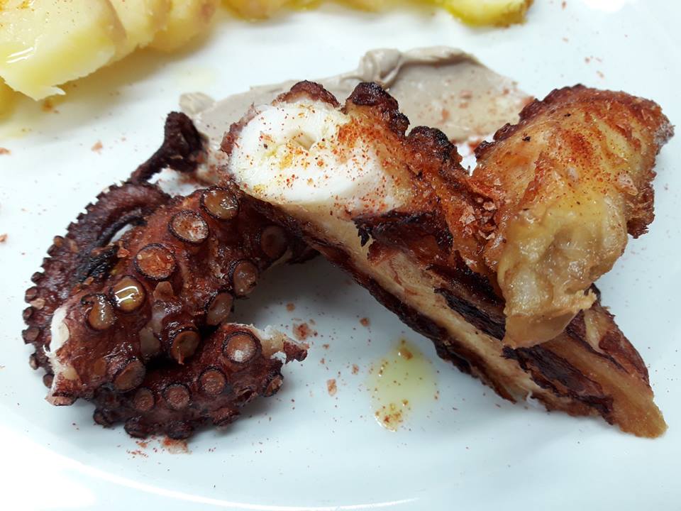 Restaurante Es Caló Formentera: verse vis aan het haventje van Sant Agustí 5 Bord met gegrilde pulpo (octopus) en aardappel bij Restaurante Es Caló