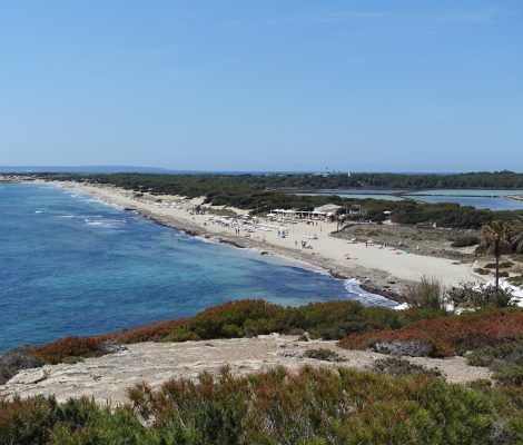 Uitzicht van bovenaf over het lange zandstrand van Es Cavallet op Ibiza met duinen en turquoise water