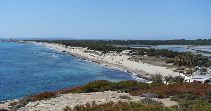 Uitzicht van bovenaf over het lange zandstrand van Es Cavallet op Ibiza met duinen en turquoise water