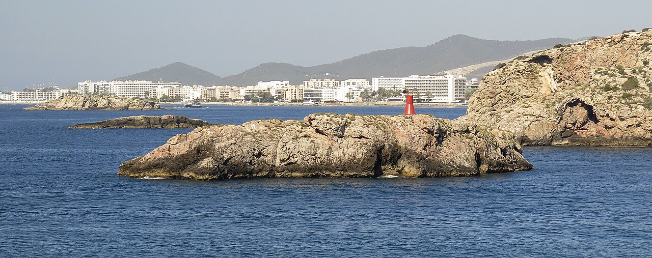 Wandelen op Ibiza: de routes die er zijn, en de plek die dicht is 3 De eilandjes van Es Freus tussen Ibiza en Formentera, met een vuurtoren