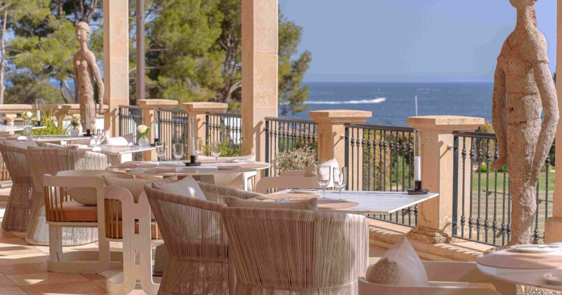 Het terras van sterrenrestaurant Es Fum in Costa d'en Blanes op Mallorca met gedekte tafels en uitzicht op zee