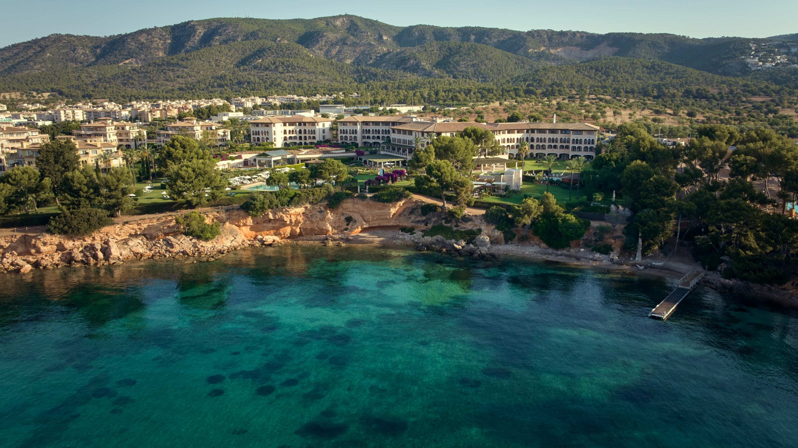 Es Fum bij Palmanova: sterrenkeuken op een terras aan zee 8 Luchtfoto van de kust bij Costa d'en Blanes met het resort waarin Es Fum ligt