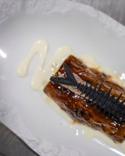 Gegrilde vis met saus als gerecht bij Es Mal Pas