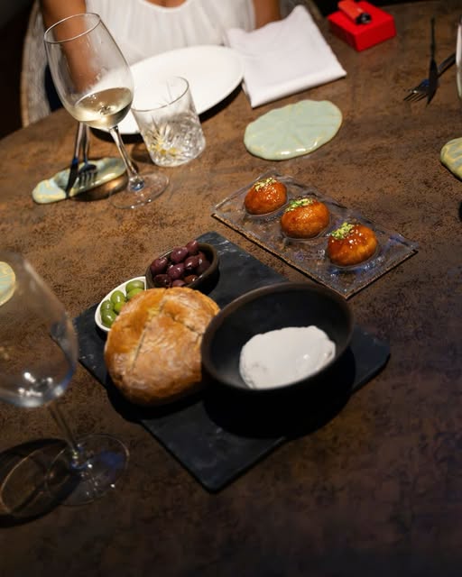 Tafel met brood en hapjes bij Es Mal Pas
