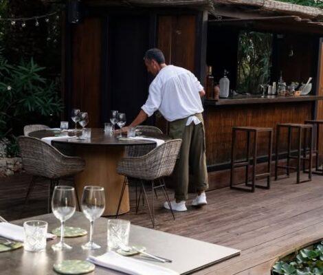 Het terras van Es Mal Pas met bar en tafels tussen de pijnbomen
