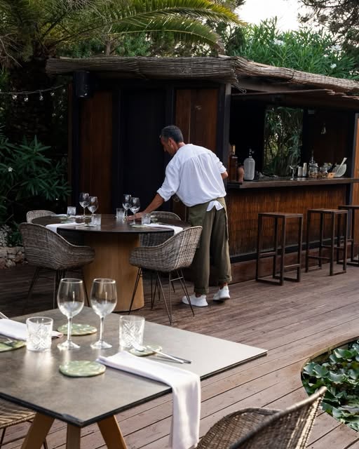 Het terras van Es Mal Pas met bar en tafels tussen de pijnbomen