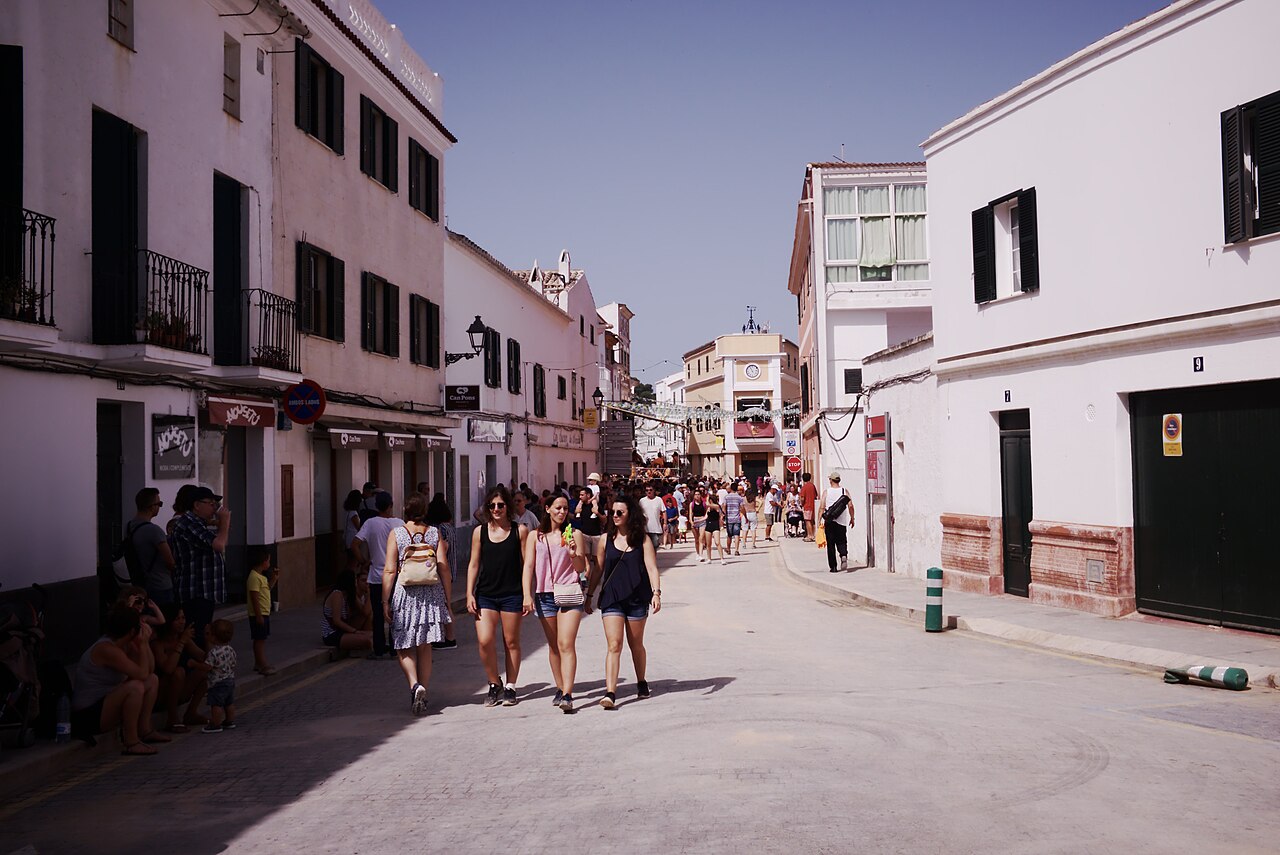 Dorpsstraat in Es Mercadal op Menorca