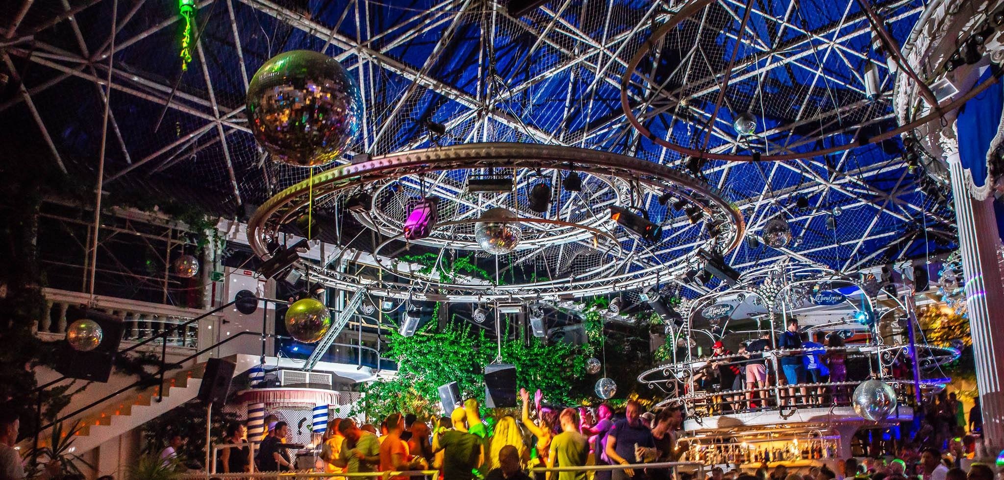 Es Paradís Ibiza: de piramideclub van Sant Antoni sinds 1975 1 Het stalen frame van de glazen piramide boven de dansvloer van Es Paradís met discobollen en groen