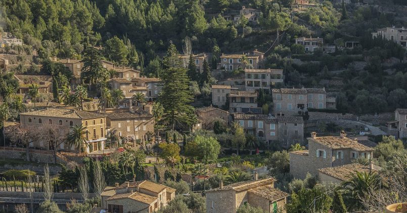Het dorp Deià cascaderend de heuvel af, Mallorca
