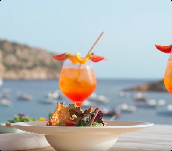 Cocktail en salade bij Es Raor met de baai van Sant Elm en Sa Dragonera erachter