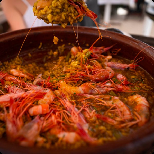 Rijstpan met roodpaarse gamba's bij Es Raor in Sant Elm
