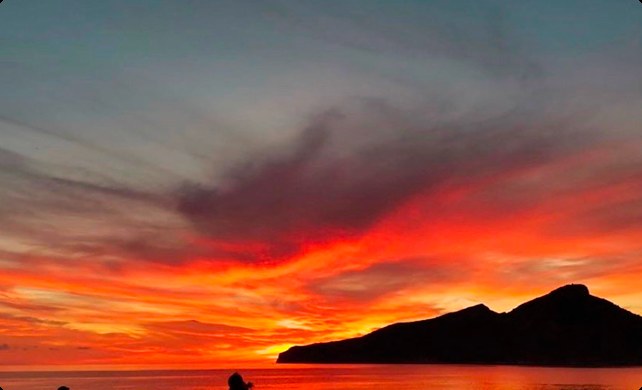 Zonsondergang boven de zee met het silhouet van Sa Dragonera bij Sant Elm