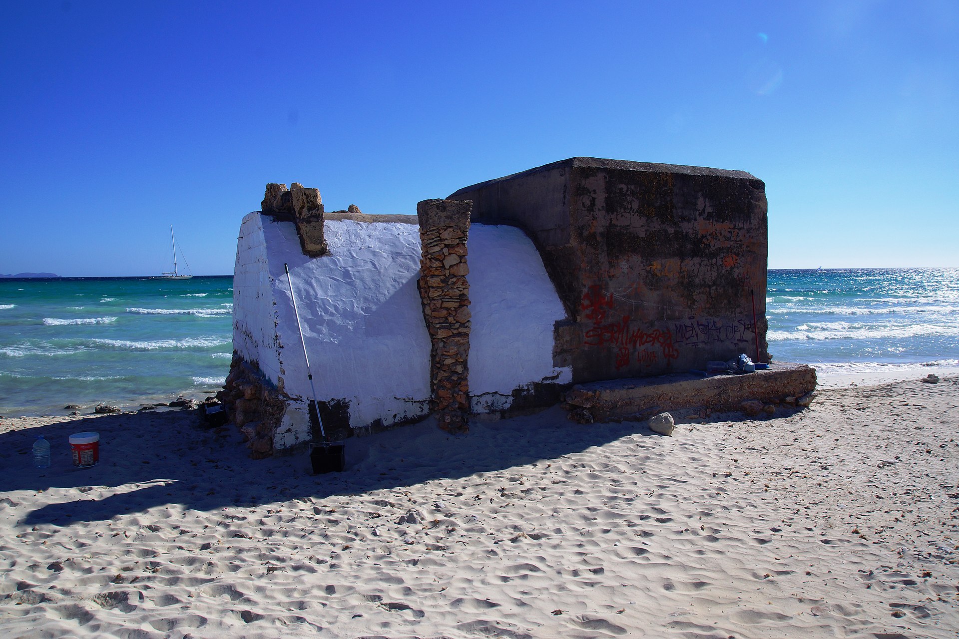 Een witgeschilderde bunker uit de tijd van de Spaanse Burgeroorlog op het strand tussen Sa Ràpita en Es Trenc