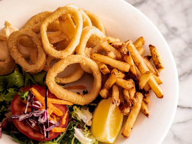 Es Turó Fornalutx: traditioneel eten met bergzicht in de Tramuntana 4 Gefrituurde calamares met friet en salade bij Es Turó