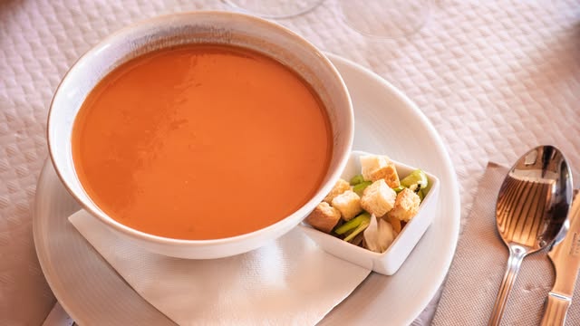 Es Turó Fornalutx: traditioneel eten met bergzicht in de Tramuntana 6 Koude tomatensoep bij Es Turó in Fornalutx