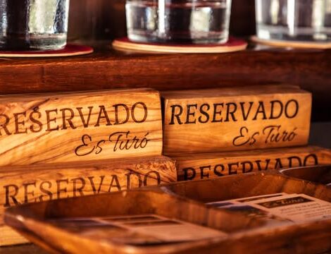 Gedekte tafels van Es Turó in Fornalutx met gereserveerd-bordjes