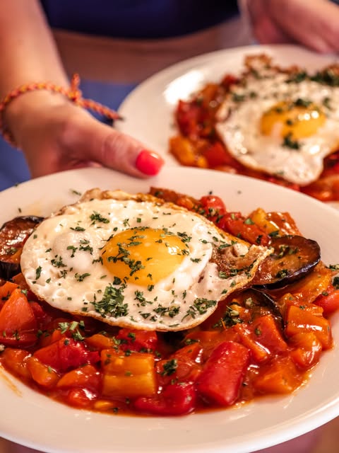 Es Turó Fornalutx: traditioneel eten met bergzicht in de Tramuntana 2 Huevos rotos met tomaat en ei bij Es Turó in Fornalutx