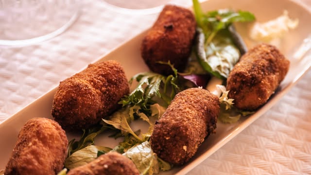 Es Turó Fornalutx: traditioneel eten met bergzicht in de Tramuntana 5 Kroketten als voorgerecht bij Es Turó