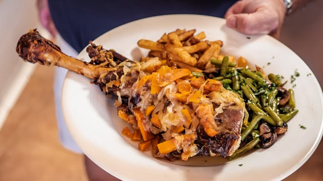 Es Turó Fornalutx: traditioneel eten met bergzicht in de Tramuntana 3 Gegrilde lamsschenkel met friet en groenten bij Es Turó