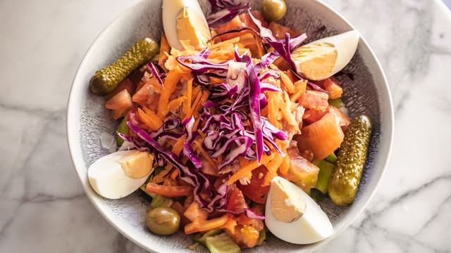 Es Turó Fornalutx: traditioneel eten met bergzicht in de Tramuntana 8 Frisse salade met ei en groenten bij Es Turó