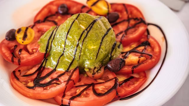 Es Turó Fornalutx: traditioneel eten met bergzicht in de Tramuntana 7 Tomatengerecht met avocado bij Es Turó
