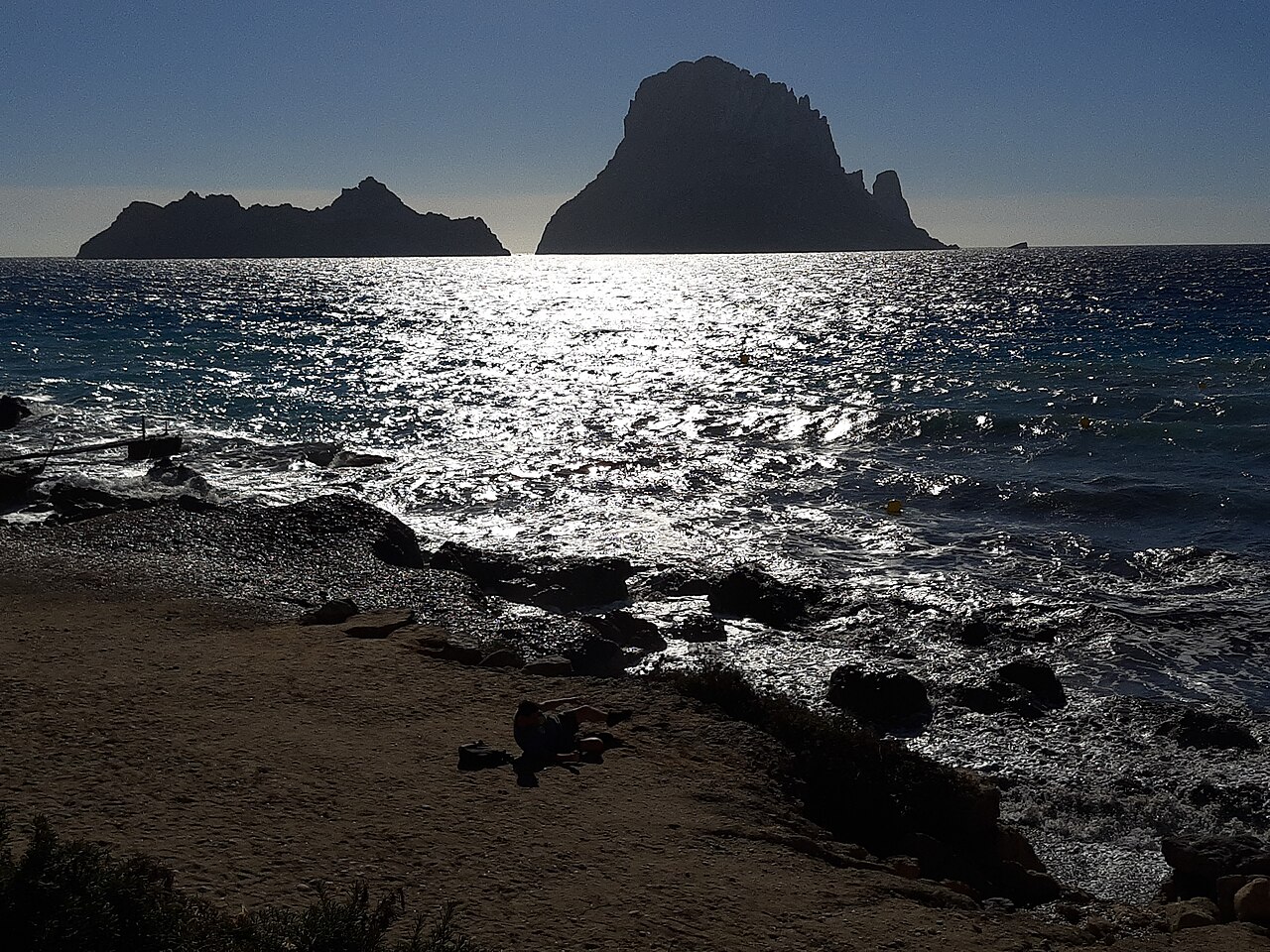 Wandelen op Ibiza: de routes die er zijn, en de plek die dicht is 6 Es Vedrà gezien vanaf het strand van Cala d'Hort