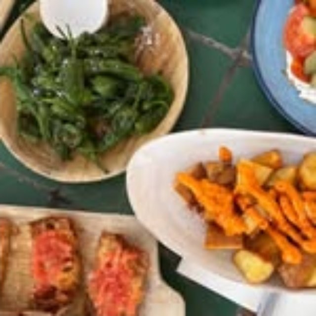 Gedeelde gerechten met padrón-pepertjes en zoete aardappel bij Experimental Beach Ibiza