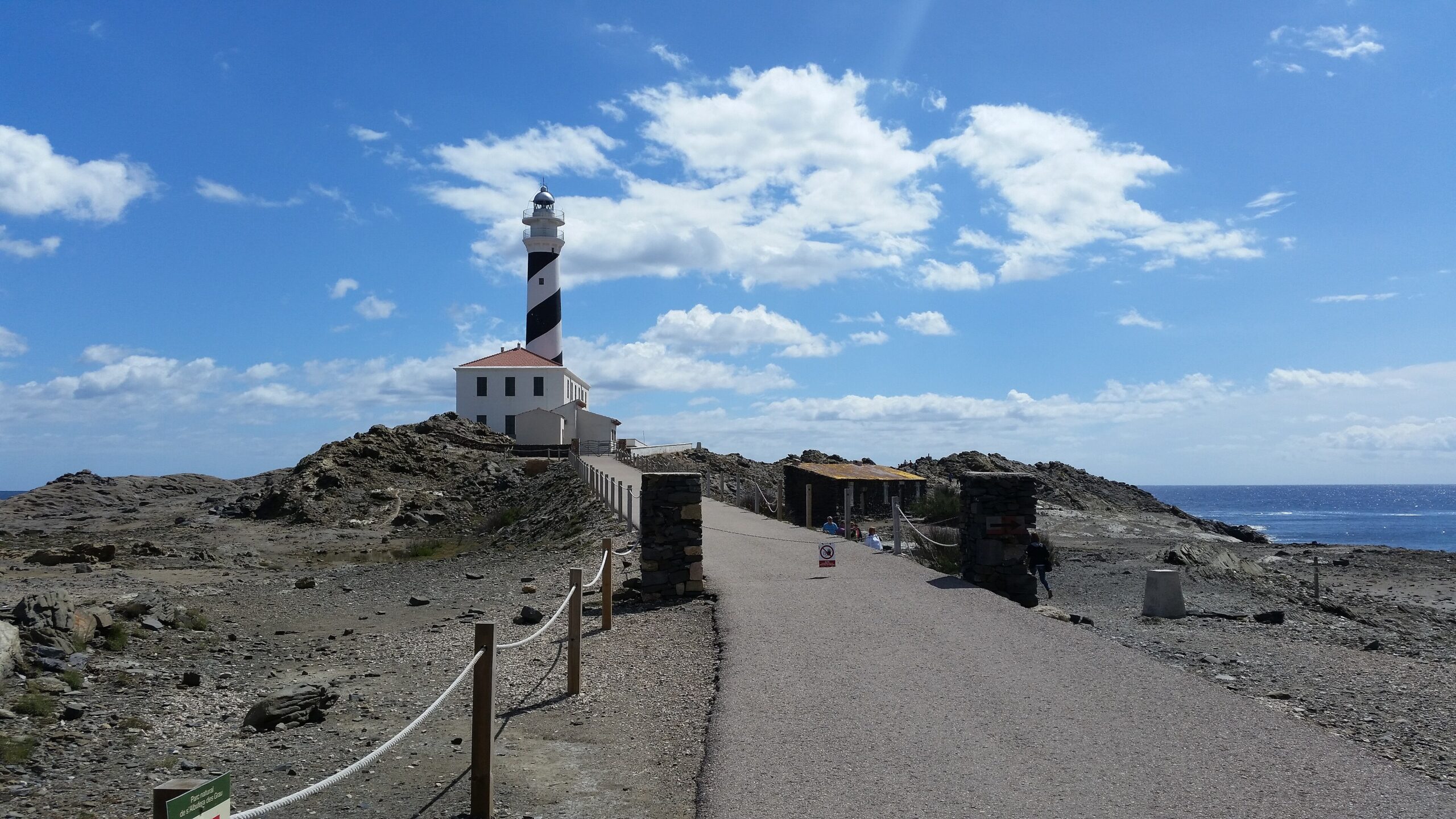 Faro de Favàritx Menorca: de zwarte vuurtoren op een maanlandschap 2 Faro de Favàritx Menorca, foto 1