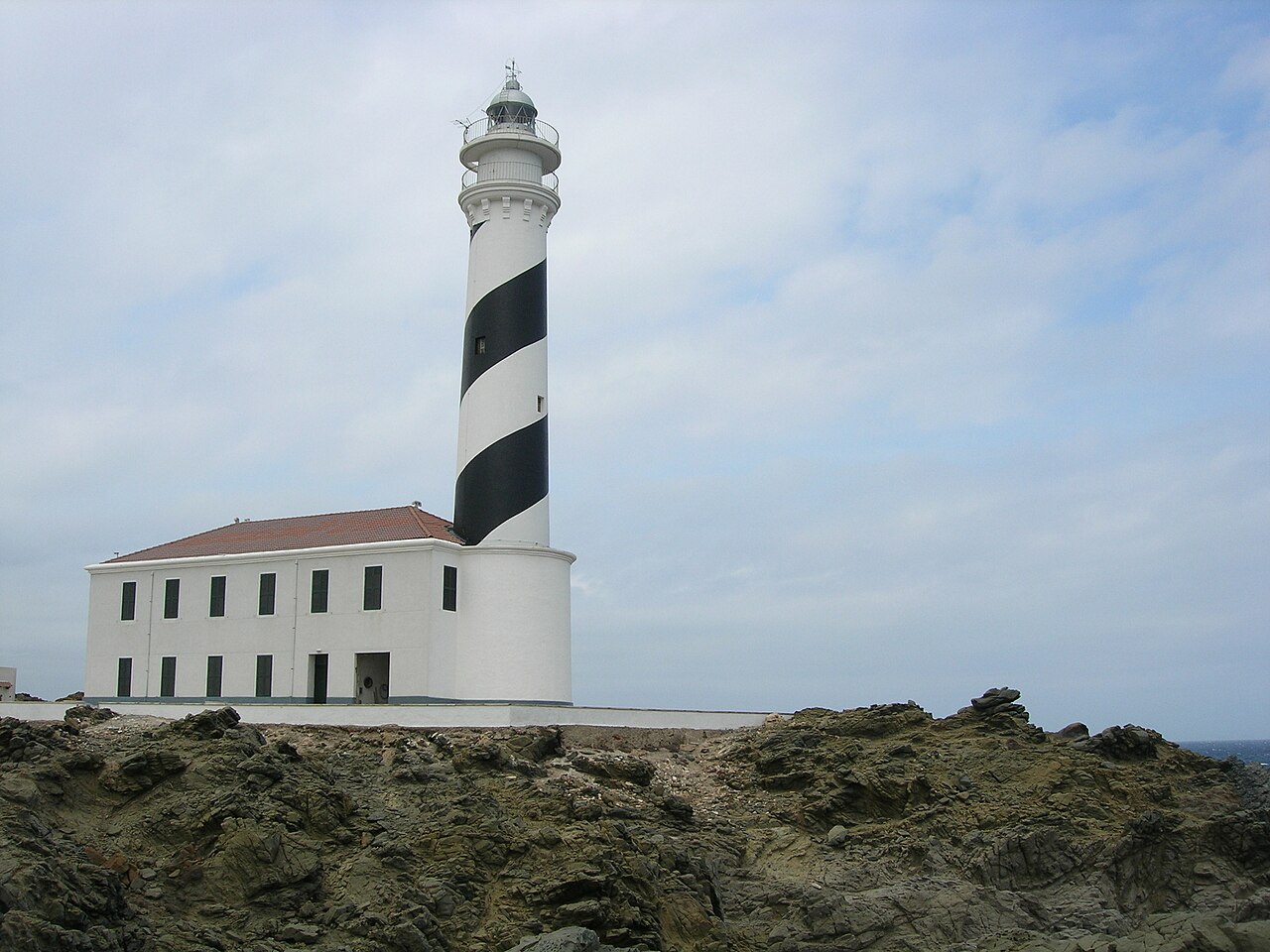 Faro de Favàritx Menorca: de zwarte vuurtoren op een maanlandschap 3 Faro de Favàritx Menorca, foto 2
