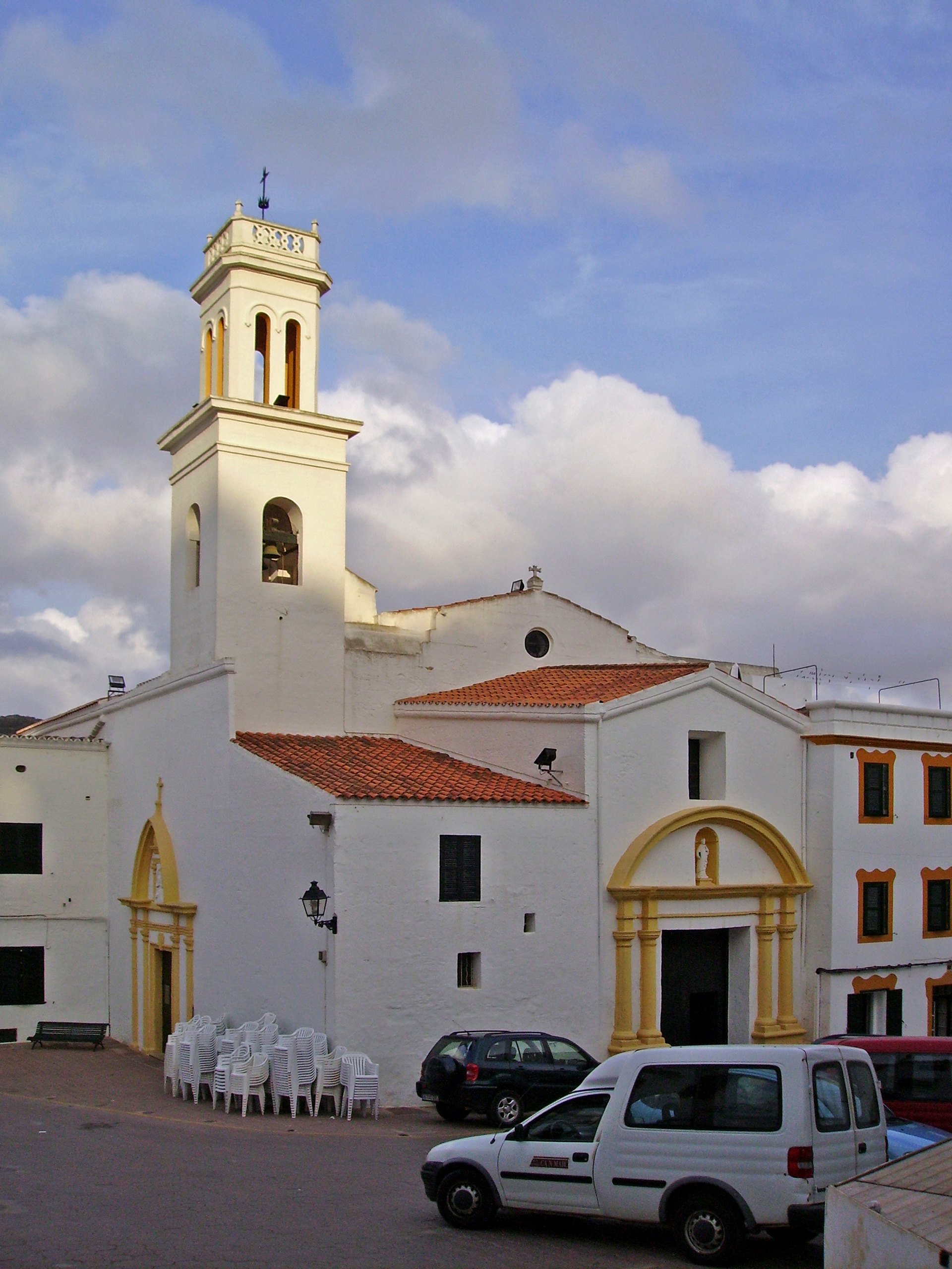 Ferreries Menorca: het hoogste dorp met markt en ambacht 2 De witte parochiekerk Sant Bartomeu met klokkentoren in Ferreries