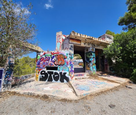 De met graffiti bedekte ruïne van Festival Club in de heuvels bij Sant Josep op Ibiza