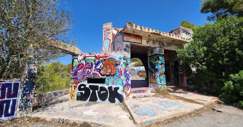 De met graffiti bedekte ruïne van Festival Club in de heuvels bij Sant Josep op Ibiza