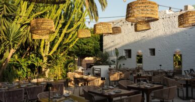 Finca La Plaza Ibiza: fine dining op de binnenplaats van Santa Gertrudis 14 De binnenplaats van Finca La Plaza met citrusbomen, lichtjes en gedekte tafels