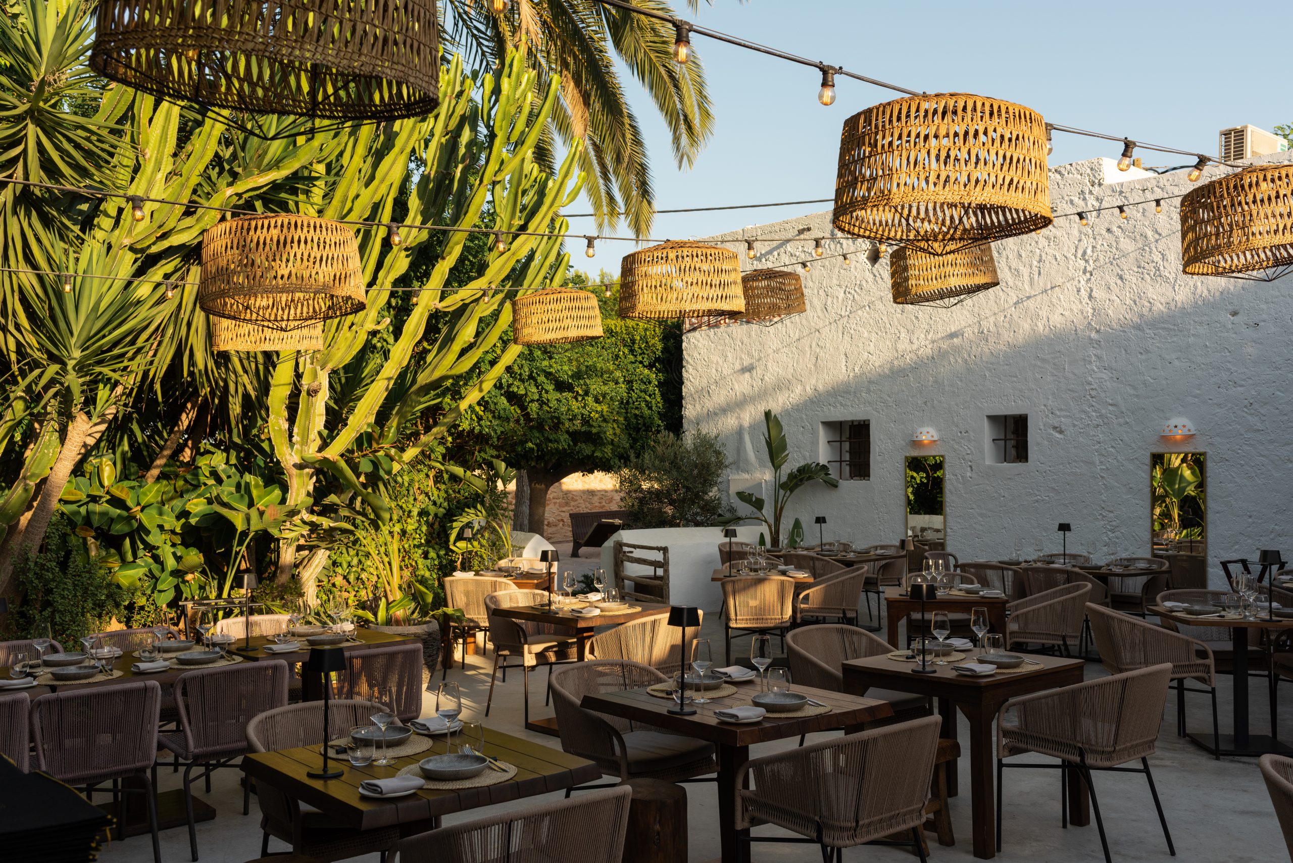 Finca La Plaza Ibiza: fine dining op de binnenplaats van Santa Gertrudis 1 De binnenplaats van Finca La Plaza met citrusbomen, lichtjes en gedekte tafels