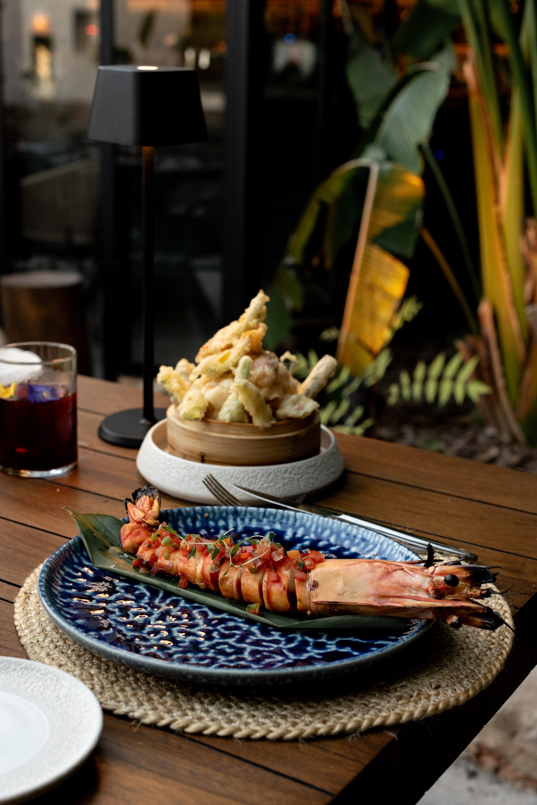 Finca La Plaza Ibiza: fine dining op de binnenplaats van Santa Gertrudis 5 Gerecht met gamba tussen het groen bij Finca La Plaza