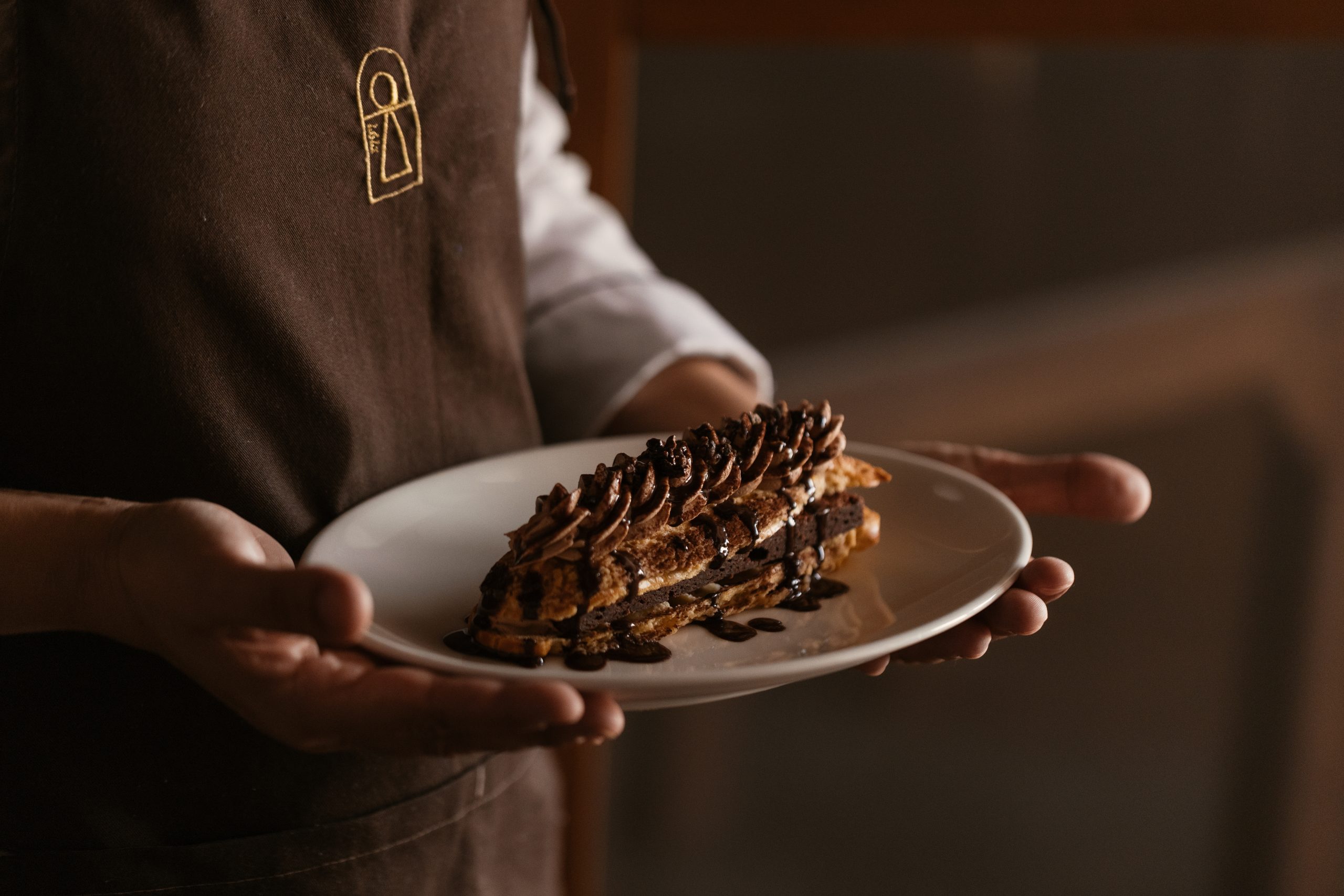 Finca La Plaza Ibiza: fine dining op de binnenplaats van Santa Gertrudis 7 Een bord wordt aan tafel gebracht bij Finca La Plaza
